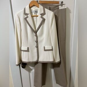 TAHARI Arthur Levine 2PC pants suit White/Beige Size 8